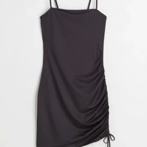 Svart bodycon klänning - En svart bodycon klänning med spagetti straps och en dragsko vid ena låret. Perfekt för fest eller till sommaren. Oanvänd men saknar prislapp. 💗🤩