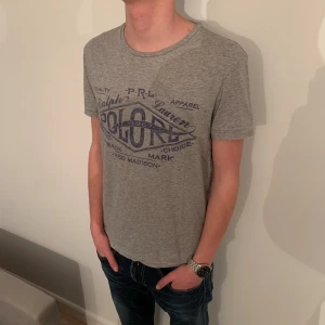 Ralph lauren T-shirt - Riktigt snygg Ralph Lauren T-shirt | Skick: 9/10 | Strl S | Vårt pris 299 kr | Hör av dig om du undrar någonting!