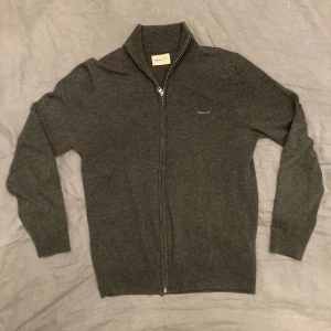 Gant zip - Säljer nu min oanvända GANT lammull zip då den var för liten | Material = lammull | Storlek S | Nypris = 1500kr |Vid minsta lilla fundering är det bara att höra av er! 