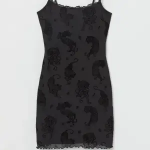 En svart bodycon klänning med spagetti straps. Klänningen är i två lager med ett medgett utåt med tigermönster. Perfekt för sommaren eller fest. Från H&M, oanvänd men saknar prislapp🤩💗