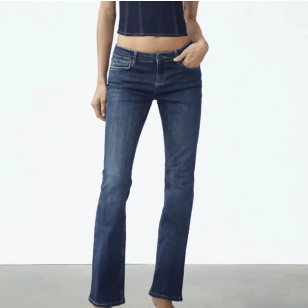 såååå snygga zara low waist bootcut jeans som nt finns på hemsidan längre🩵 andvänd några få gnr säljer då dom är lite för stora.. Jeans & Byxor.