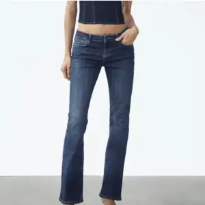 såååå snygga zara low waist bootcut jeans som nt finns på hemsidan längre🩵 andvänd några få gnr säljer då dom är lite för stora.