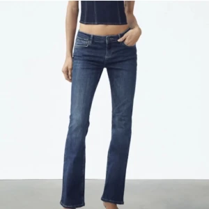 super snygga zara jeans - såååå snygga zara low waist bootcut jeans som nt finns på hemsidan längre🩵 andvänd några få gnr säljer då dom är lite för stora.
