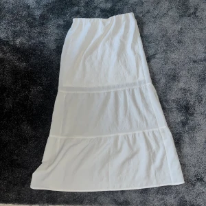 Vit Maxikjol - Jätte fin maxikjol. Perfekt för sommaren. Använd några få gånger och är i jätte bra skick