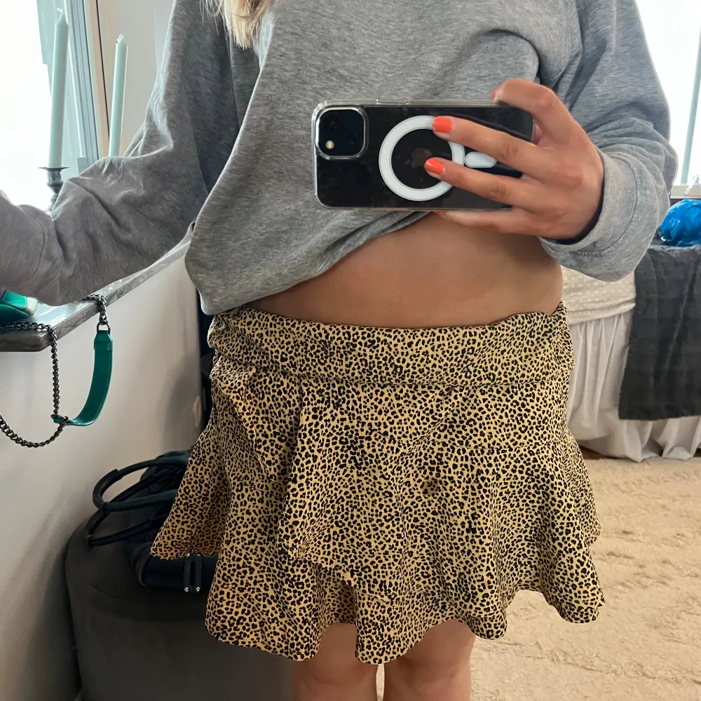 Snygg leopard kjol från Gina tricot, jag har vikt upp den på bilden men den kan även vara lite längre⭐️såå nice i sommar. Kjolar.