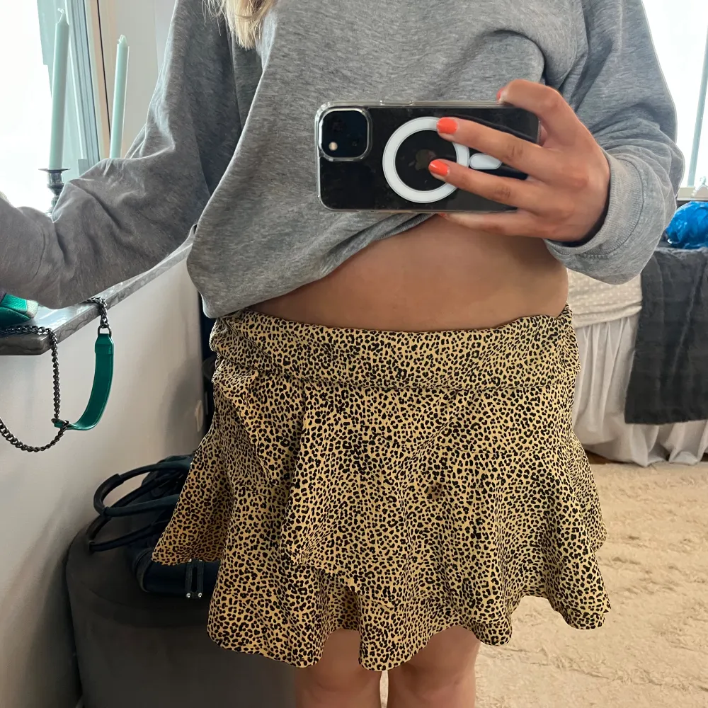 Snygg leopard kjol frĂ„n Gina tricot, jag har vikt upp den pĂ„ bilden men den kan Ă€ven vara lite lĂ€ngreâïžsÄÄ nice i sommar. Hameet.