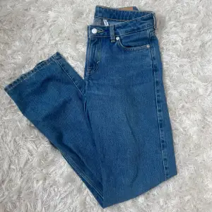 Säljer dessa blå jeans från weekday i modell ”arrow”. Använda fåtal gånger, nyskick.