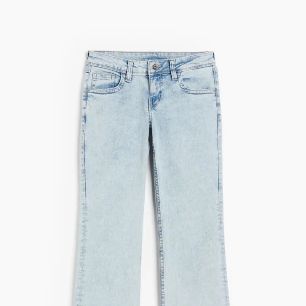 Säljer dessa lågmidajde bootcut jeansen från hm! Storlek 36! Helt slutsålda! 💗. Jeans & Byxor.