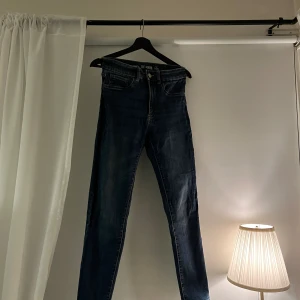 Mörkblå jeans - Mörkblåa skinnyjeans🩷 Storlek 38🌸  