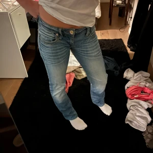 Lågmidjade jeans - Super snygga lågmidjade jeans😍 skriv för frågor elle bilder! Storleken står inte riktigt så men skulle säga ungifär S
