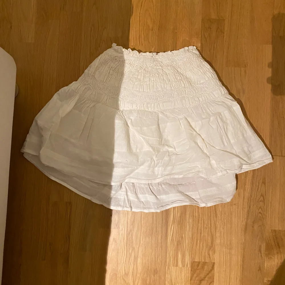 En vit kjol från Zara! Snygg till våren/ sommaren, pris kan diskuteras. Hör av dig om du har några frågor!💗. Kjolar.