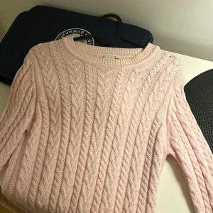 Rosa tröja - En rosa kabelstickad tröja💞 i jättefint skick🫶🏼