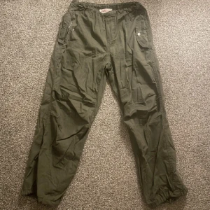 parachutepants - fina parachute pants i storlek M, men som passar många storlekar då de går att göra större och mindre vid midjan❤️