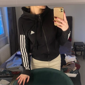 Adidas ziphoodie - Svart adidas zip up hoodie väl använd men inga defekter Skriv om frågor😊 Kolla bio