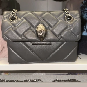 Väska  - Kurt grejer väska hur mycket plats som hällts för en liten väska, den är  inte min stil längre så hoppas på att sälja den. Kan gå ner i pris om det är snabb affär , va inte rädd att fråga frågor🥰