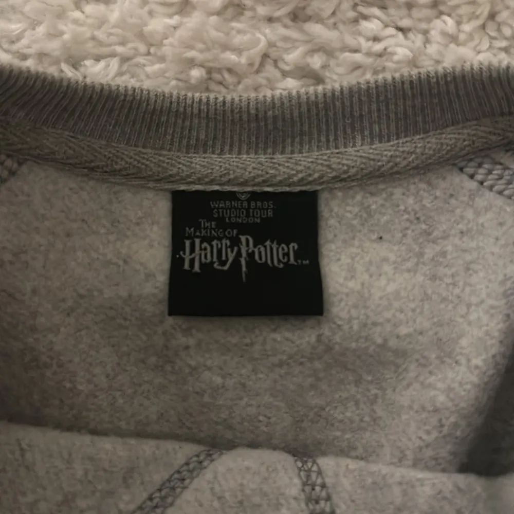 Slytherin tröja köpt på Harry Potter museet i London. Knappt använd. Storlek XS men mer som S/M. Köpt för ca 800kr. Hoodies.