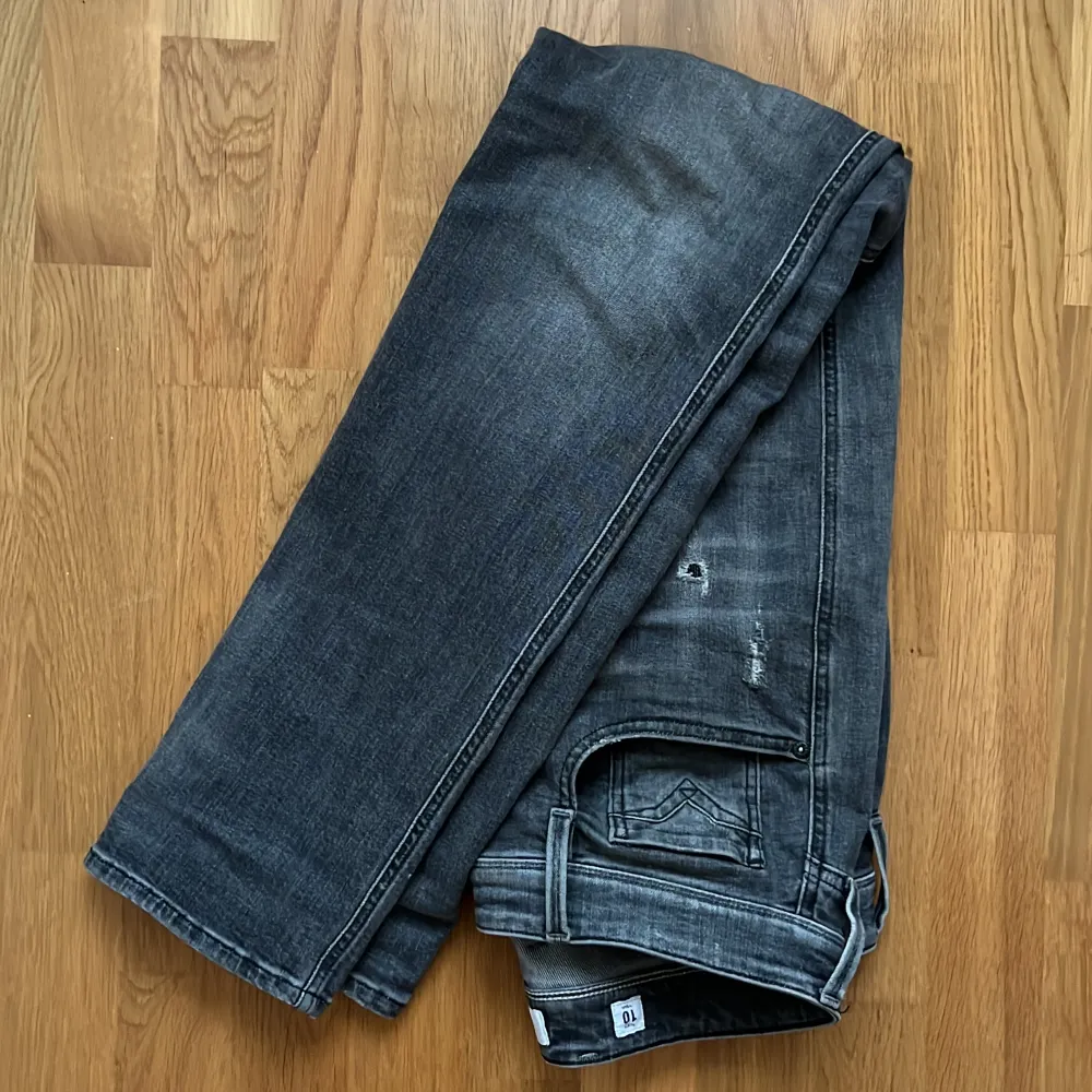 Jeans från märket Replay. Size: 32/34. Utmärkt skick, nypris: 1799kr - vårt pris : 699kr. Hör av er vid frågor!//SS. Jeans & Byxor.