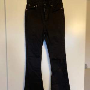 Säljer dessa högmidjade bootcut jeansen i storlek XS från lager 157! Inga slitage alls. Köparen står för frakt! ❣️