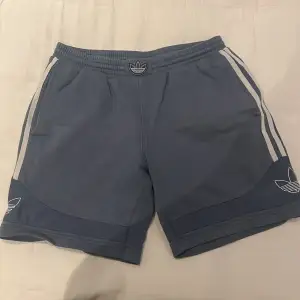 Blåa Adidas shorts