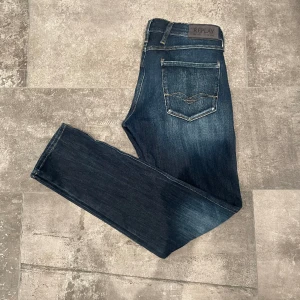 Replay jeans - Replay jeans i modellen anbass hyperflex. Skick 9,5/10. Storlek 32. Tveka inte att kontakta mig vid fler bilder eller frågor!
