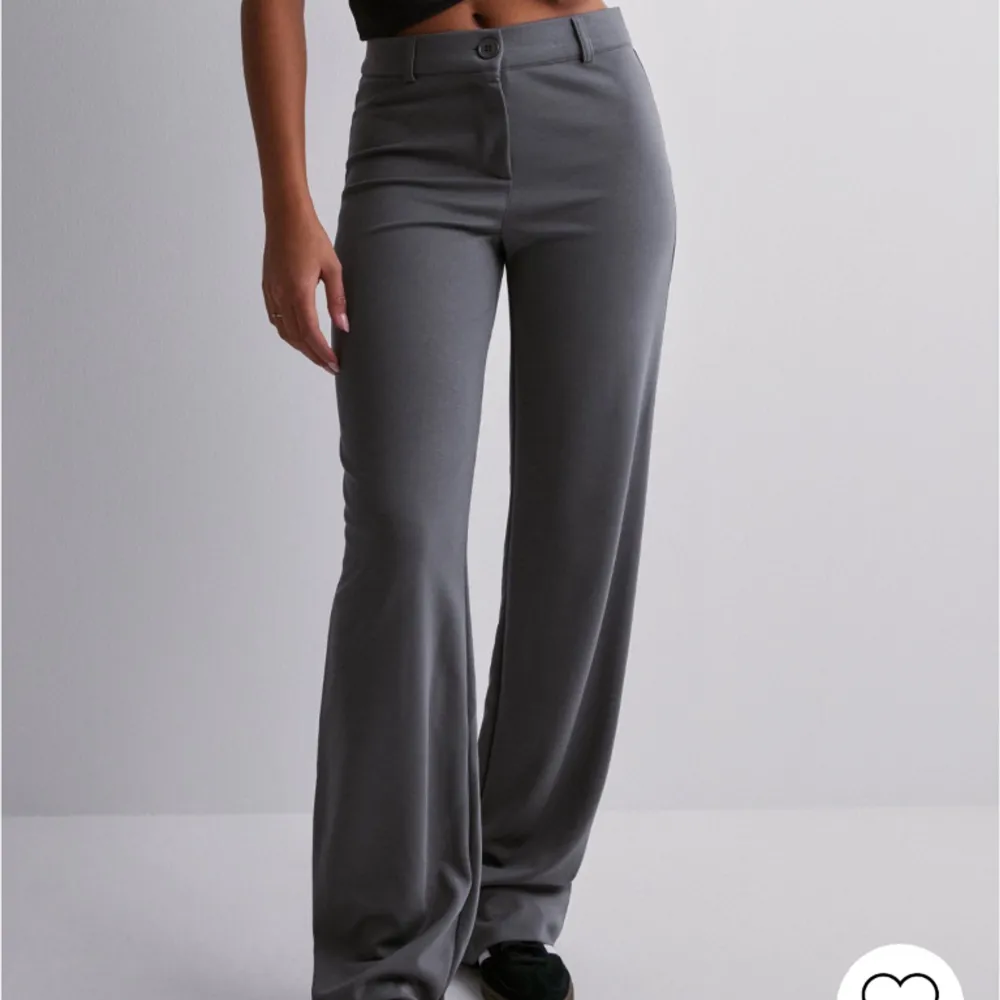 Kostymbyxor från Nelly, med skönt tyg, aldrig använda . Jeans & Byxor.