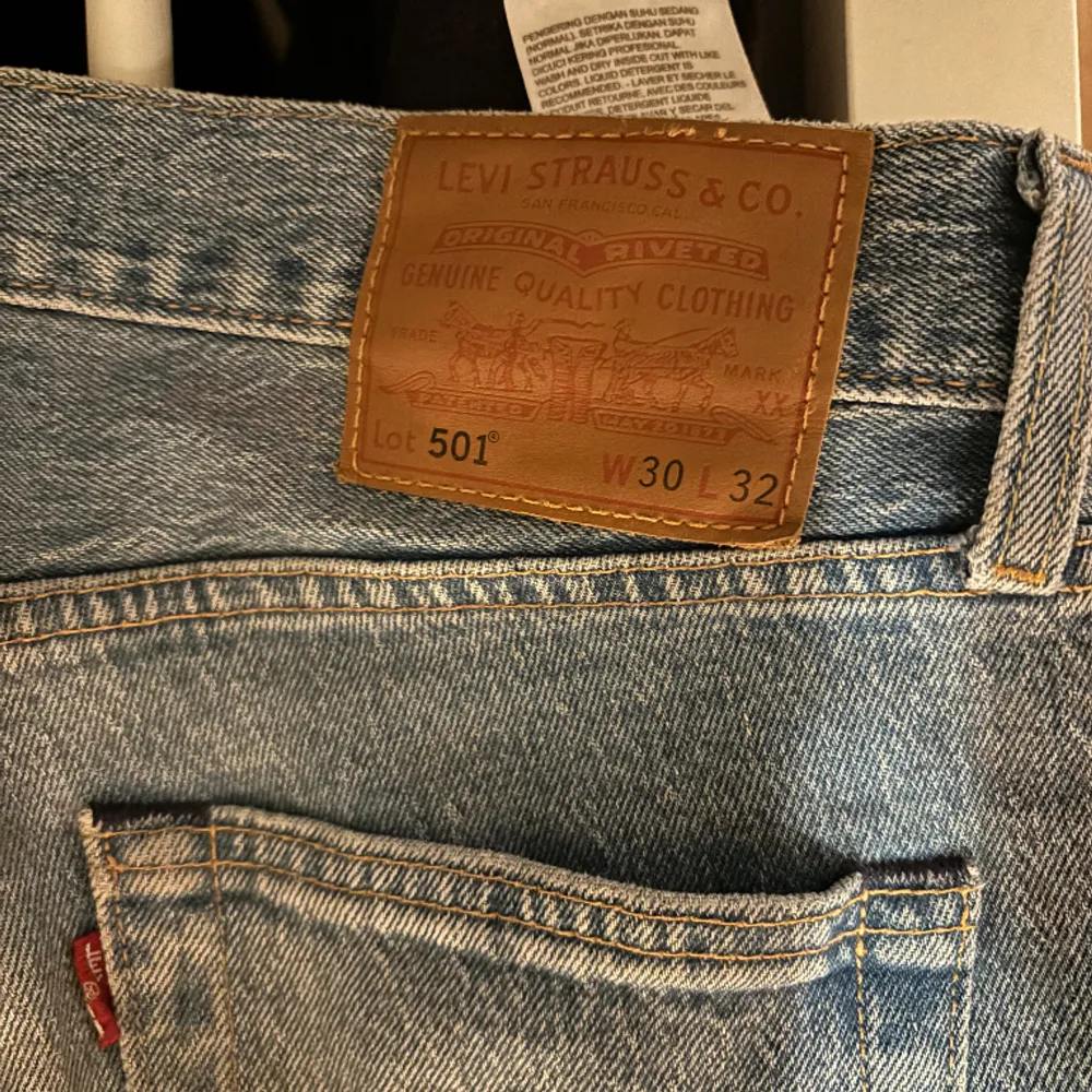 Säljer nu ett par Levis jeans och det är modellen 501. Ni ser storleken på första bilden och skriv om ni vill ha bättre bilder på de.. Jeans & Byxor.