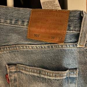Säljer nu ett par Levis jeans och det är modellen 501. Ni ser storleken på första bilden och skriv om ni vill ha bättre bilder på de.