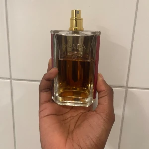 Prada la femme intense  - Köpt för 1000kr  Prada La Femme Intense eau de parfum 100ml är en doft som förkroppsligar elegans och självsäkerhet. Denna sensuella och förföriska doft kombinerar blommiga noter av ylang-ylang och tuberos med djupa toner av patchouli och vanilj. 