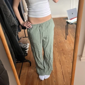 Byxor från zara  - Jag är 170 cm, du kan använda dig utav köp nu i anonsen 💕