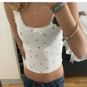 Linne - Söt topp/linne som jag köpt på plick! Bilden är från tidigare säljaren 🤍