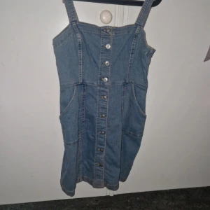 Jeans klänning - Jeans klänning från h&m divided stl 40. Passar även stl 38. Använd en gång