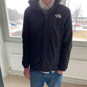 The North face windbreaker - Hej, säljer denna snygga vindjacka från north face i omhändertaget men använt skick, 8/10. Den är i barnstolek XL vilket motsvarar ungefär storlek S/M. Hör av er med frågor!