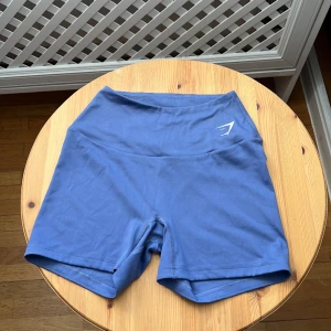 Träningsshorts gymshark - Blå/lila träningsshorts från gymshark i strl S. Typ aldrig använda!💗