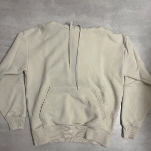 Beige Hoodie zara  - Säljer en skön beige hoodie från zara. Inga defekter och lite använd. 