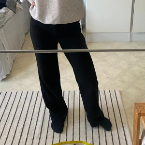 Kostymbyxor S - Raka kostymbyxor från Monki S/36. Jag är 164cm lång för referens :)