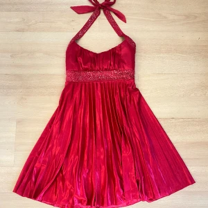 90s festklänning  - världens finaste 90s festklänning! liten skada på baksidan som visas på sista bilden men annars är den i perfekt skick 