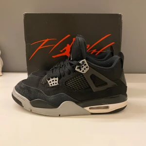 Jordan 4 Black Canvas - Jag säljer mina Jordan 4 Black Canvas för att de är för små för mig. Köpta på sneakershyllan i Göteborg. Har inget kvitto där av priset. Använda men ändå bra skick. Hör av er vid minsta fråga. 