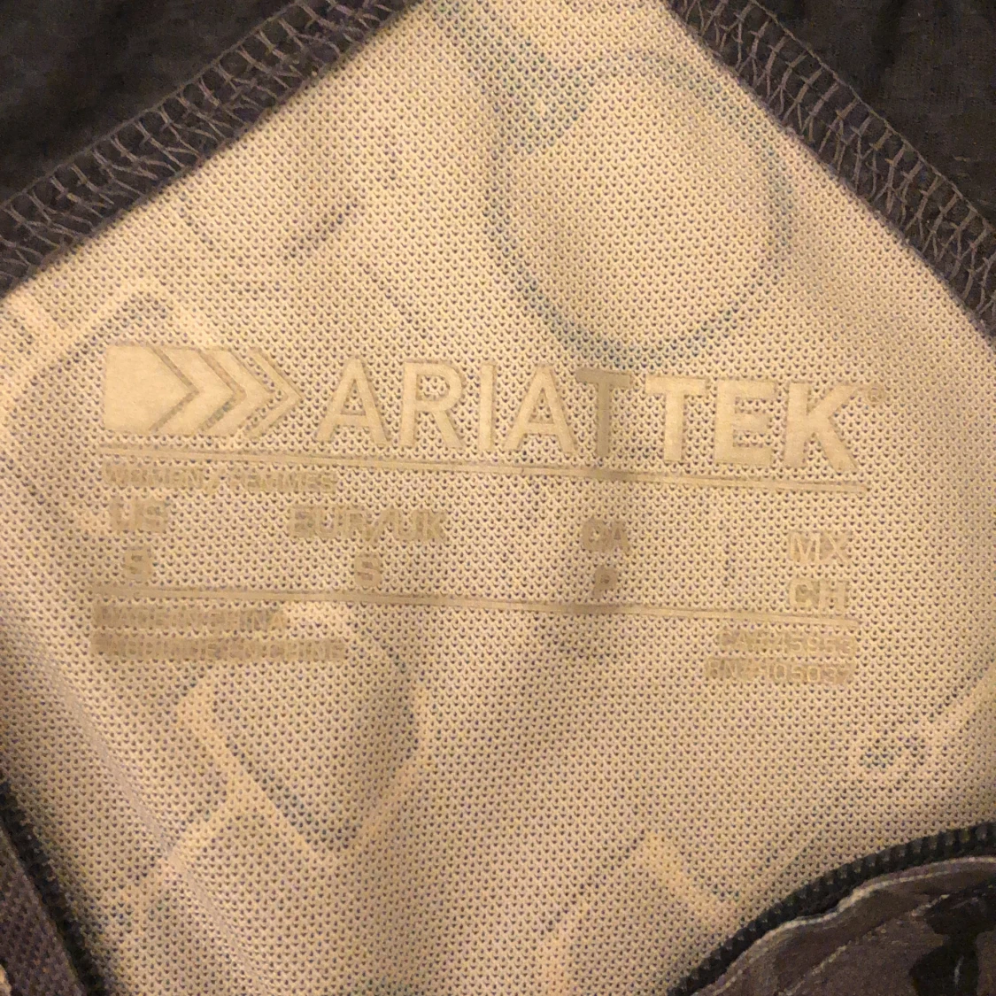 Grå ridtröja med olika bett på. - 91