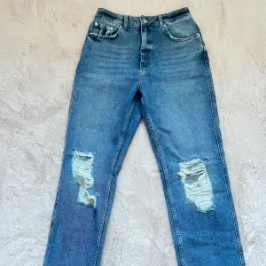 Raka high waist jeans från NA-KD, jeansen är lite långa på mig.