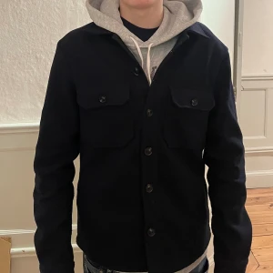 Mango overshirt - Säljer snygg mango overshirt strl XS då den blivit för liten. Passar 170-180