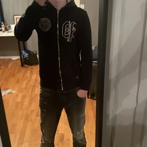 Philipp Plein Zip - Storlek M  Haft ett tag lite bristningar på trycket som är på ryggen men annars bra skick