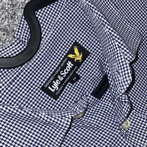 Lyle & Scott Skjorta stolek M - Skitsnygg Lyle & Scott Skjorta för ett bra pris riktig skön i materialet. Perfekt om du ska tex ut på middag eller tex på ett möte 
