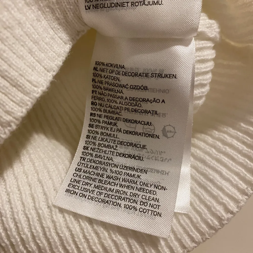 Supergulligt linne i bomull från H&M med broderade blommor på. Säljs eftersom det inte kommer till användning. Frakt tillkommer☺️. Toppar.