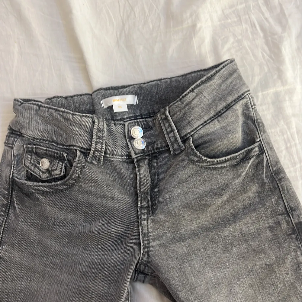 Säljer dessa fina ljus gråa jeans från Gina young, storlek 158, oanvända bara testade, köpta för 350! Priset kan sänkas💕. Jeans & Byxor.