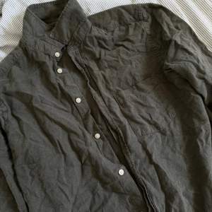 Linneskjorta från H&M. Storlek M. True to size. Inga skador eller fläckar! 70% Bomull 30% Lin. 