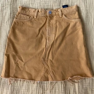 Jeanskjol - Fin gul jeanskjol från monki. Färgen ser lite annorlunda ut i verkligheten, den är mer solrosgul/orange. Inga fläckar eller defekter.