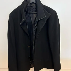 Kappa med väst - En kappa med väst från Matinique. Västen är avtagbar. Nypris: 2600kr. Nyskick. Frakt tillkommer. Hjälper min pojkvän sälja eftersom jackan inte kommer till användning. 