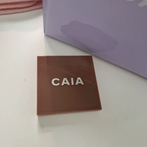 Caia spegel  - Caias spegel nyskick i brunt. Slutsåld på hemsidan. Nypris 125kr