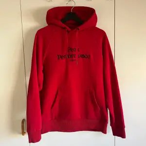 Säljer denna hoodie då jag ej använder den längre. Storlek M