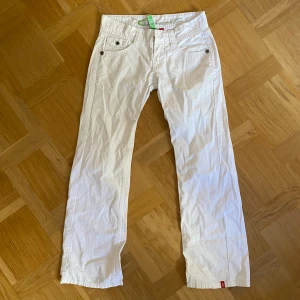 Vita cargo byxor - Vintage lågmidjade cargo byxor i storlek 32. Säljer då de är för små för mig. Köpta secondhand men därefter aldrig använda🩷